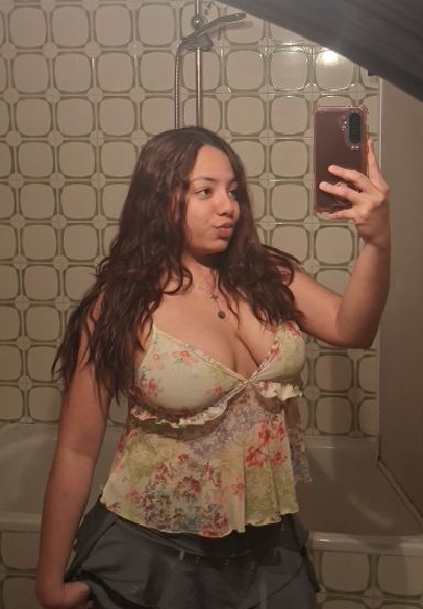 Kiari, verified girl from Spain available for a private 1-on-1 sex cam on FoxCam